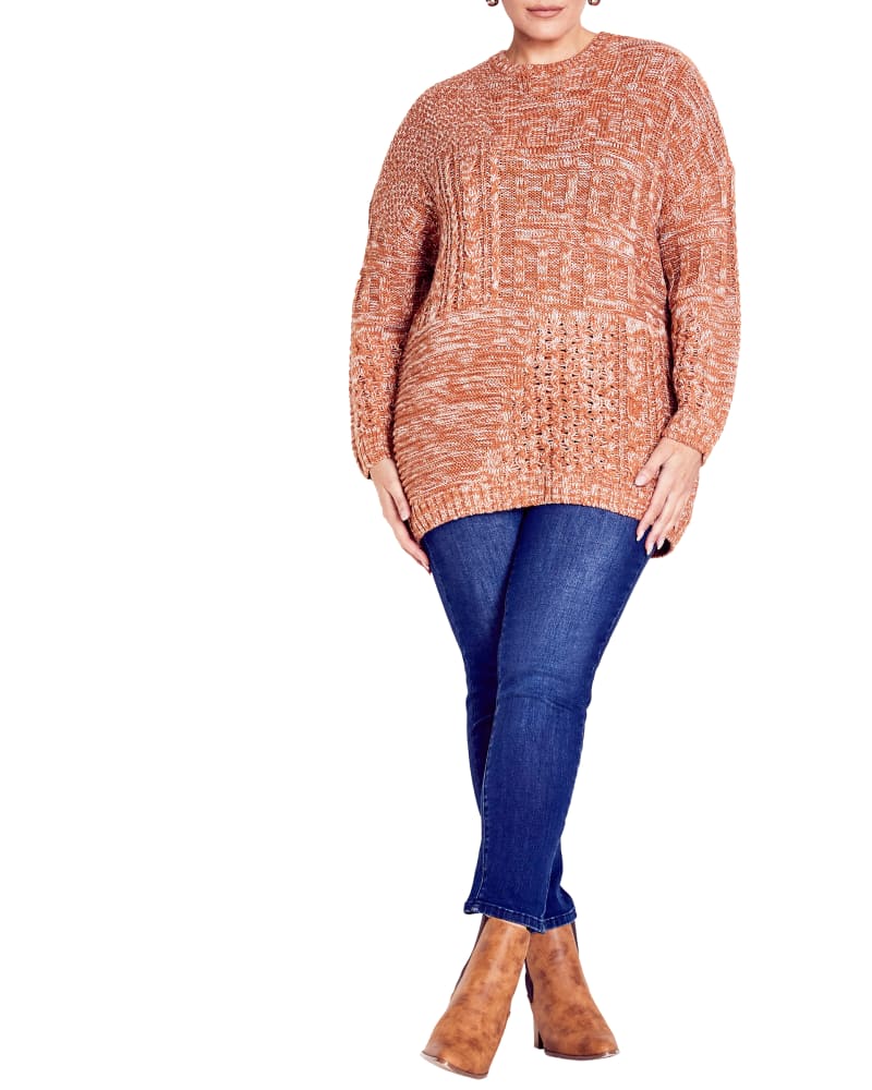 Front of a model wearing a size 22/24 SWEATER CHARLI CABLE in Cinnamon by avenue. | dia_product_style_image_id:322999